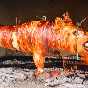 Spanferkel am Spieß